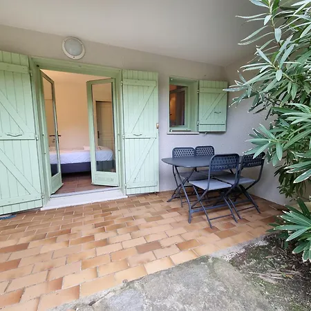 Apartment La Pinede - T4 Avec Terrasse Et Piscine