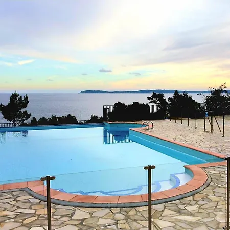 Appartement La Pinede - T4 Avec Terrasse Et Piscine Le Lavandou