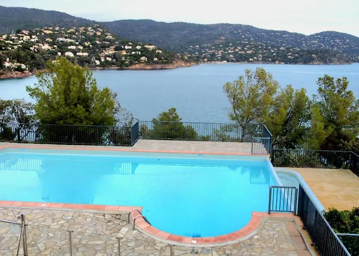 La Pinede - T4 Avec Terrasse Et Piscine *