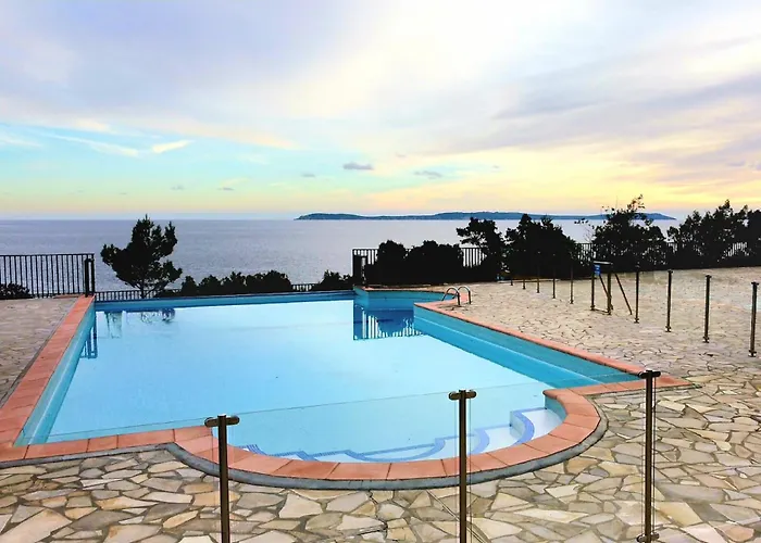 Lägenhet La Pinede - T4 Avec Terrasse Et Piscine Le Lavandou